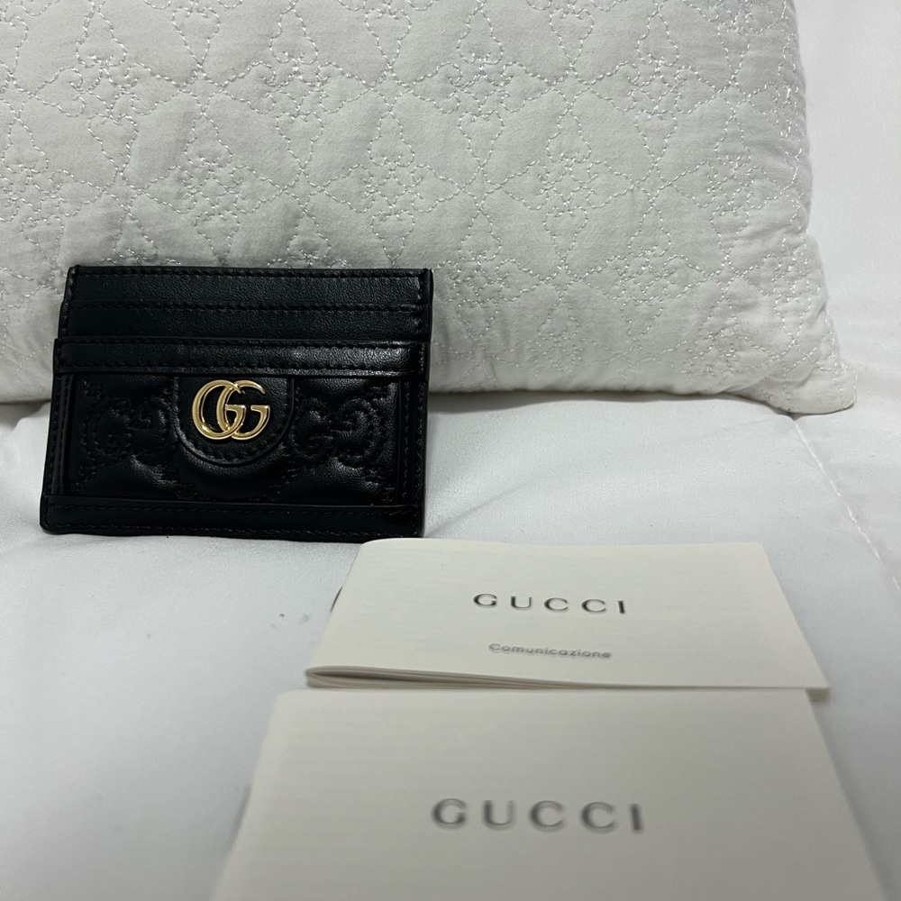 GUCCI
GG matelassé card case